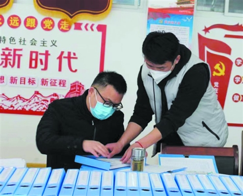 张伟伟坚守岗位做好暖心服务员